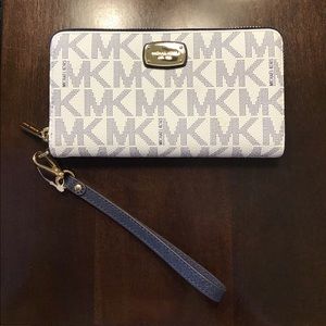 Michael Kors Signature Jet Set Wallet